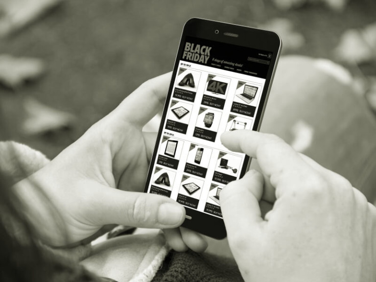 using smartphone makes online purchases